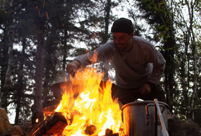 Cuisine sauvage sur un feu de bois