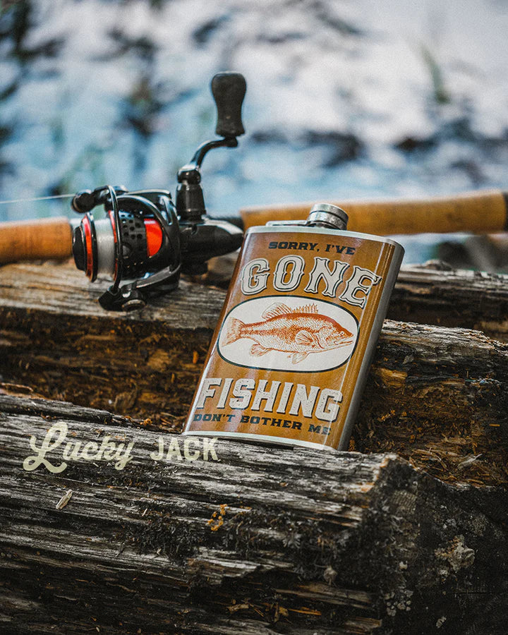 Flasque 8 oz en acier inoxydable avec designs plein air. Durable, résistante à l’alcool, parfaite au camp, en sortie ou à offrir.